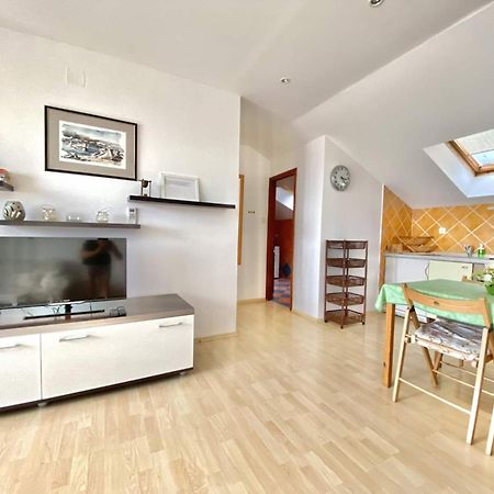 Family Apartments Viva Close To The Beach Krk Town Εξωτερικό φωτογραφία