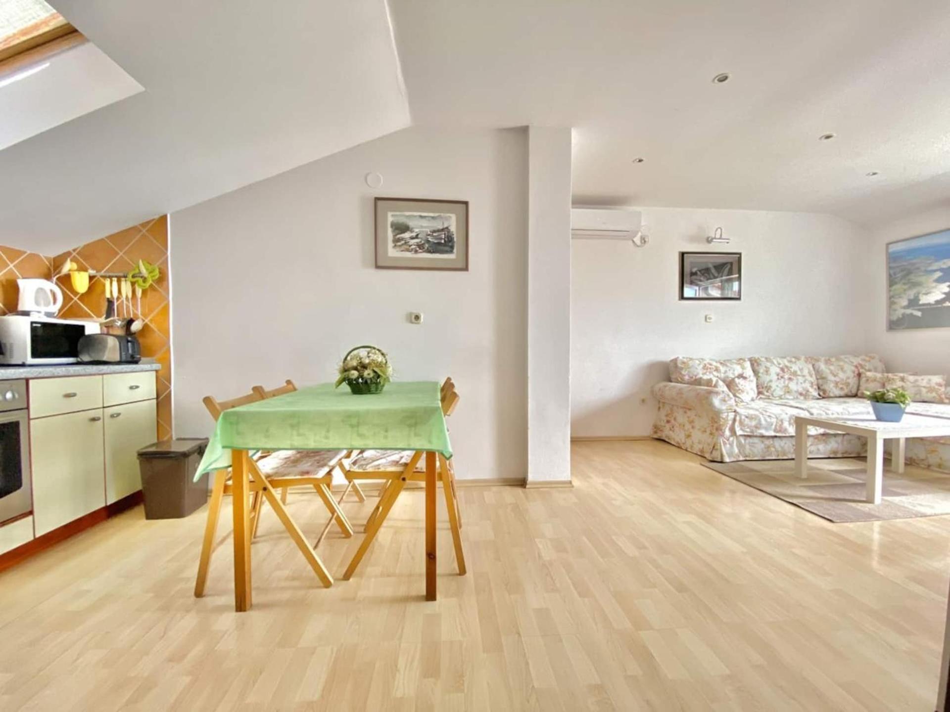 Family Apartments Viva Close To The Beach Krk Town Εξωτερικό φωτογραφία